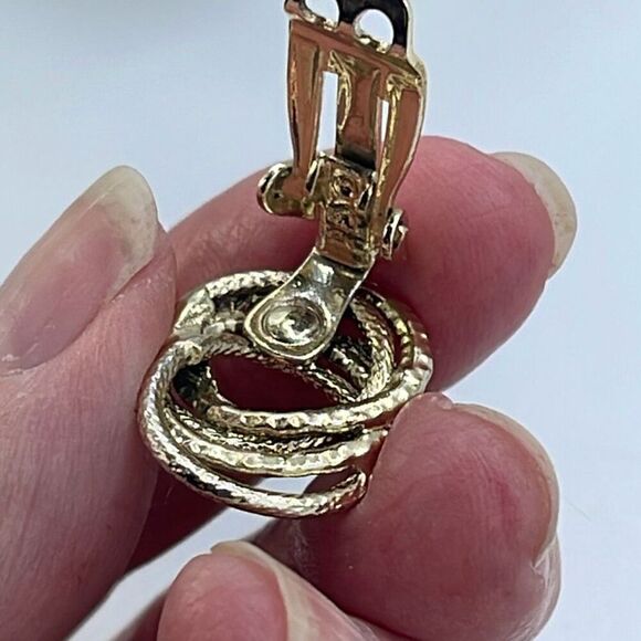 Vintage ornate swirl textured brooch and earrings set. - Picture 6 of 7